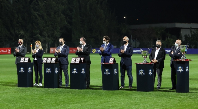 Turkcell Kadın Futbol Ligi'nin ilk ödülü sağlık çalışanlarına