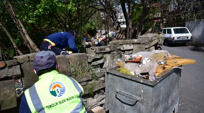 Tuzla'da bahçesinde biriktirdiği 16 ton çöpün alınmasını gözleri dolarak izledi