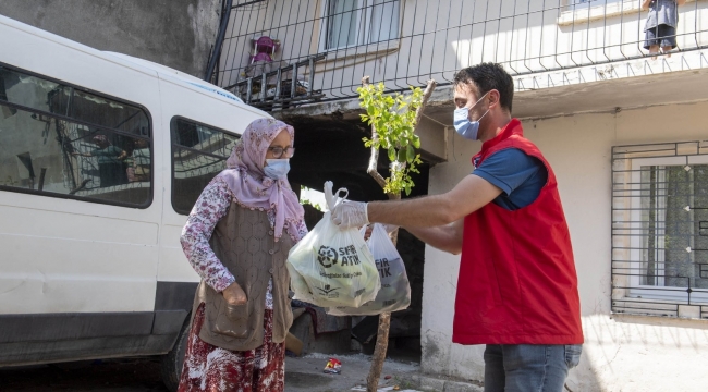 Üreticinin elinde kalan sebzeler, dar gelirli vatandaşlara dağıtılıyor