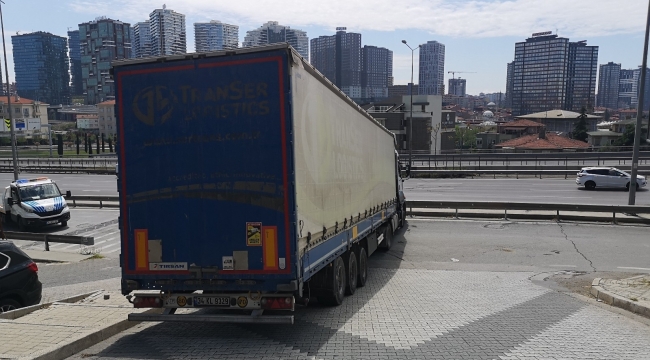 Üsküdar'da yağmurdan dolayı kayganlaşan yolda kayan tır yolu kapattı