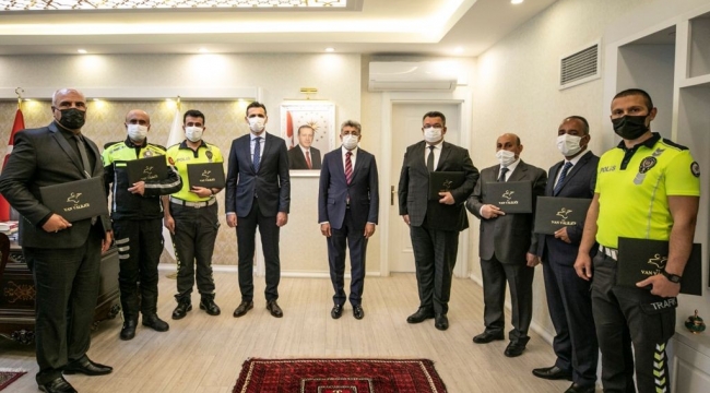 Vali Bilmez'den başarılı trafikçilere belge