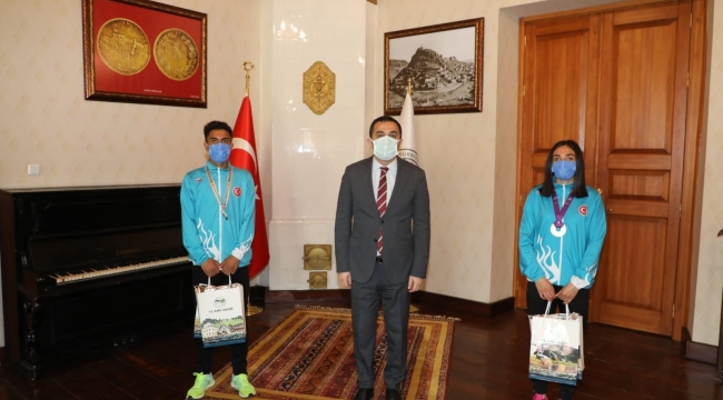 Vali Öksüz, Milli atletleri makamında kabul etti
