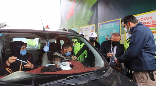 Vali Öner, trafik haftasında sürücülere maske dağıttı
