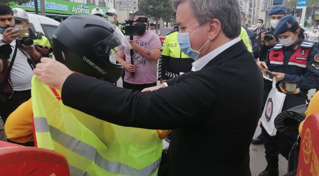 Vali trafiği denetleyip, kuryelere yelek giydirdi