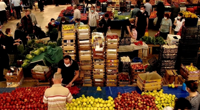Vatandaşlar pazarlara akın etti...Marketlerin büyük oyunu