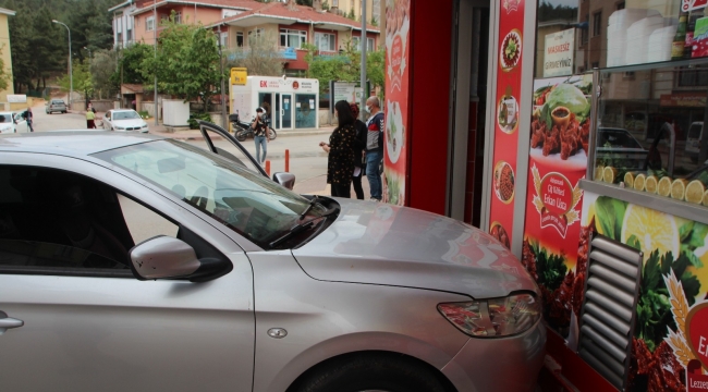 Yayaya çarparak kontrolden çıkan otomobil, az daha çiğköfteci dükkânına giriyordu