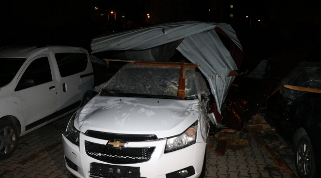 Yozgat'ta etkili olan fırtına çatıları uçurdu, çok sayıda araca hasar verdi