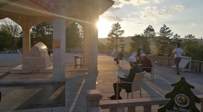 Yunus Emre kabri başında anıldı