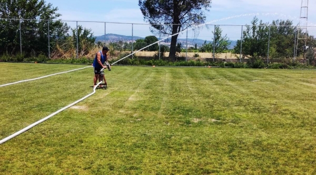 Yunusemre yeşil sahalarını genç sporcularına hazırlıyor