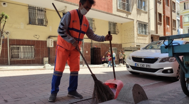 Zeytinburnu'nda bir temizlik görevlisi bina yıkılmadan önce çevredekileri uzaklaştırmış