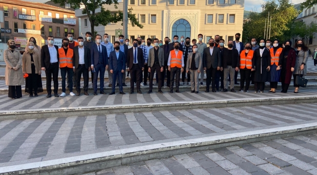 AK gençler Bursaspor'un 58. yaş coşkusunu vatandaşlarla paylaştı