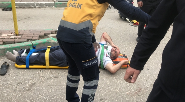 Aşırı hızlı otomobil otobüs durağına daldı: 1'i çocuk 5 kişiyi ezdi