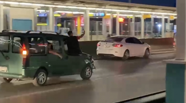 Asker konvoyunda araçlardan sarkıp selfie yaptılar...O anlar kameralara yansıdı