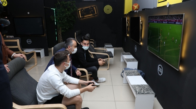 Başkan Aktaş, esnafı gezdi, oyun salonunda playstation oynadı