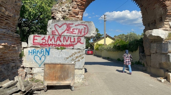 Binlerce yıllık surlar ilân-ı aşk tahtasına döndü