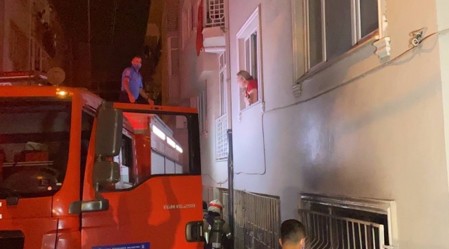 Bursa'da 6 katlı apartmanda çıkan yangında 3 kişi dumandan etkilendi