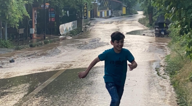Bursa'da sağanak yağış hayatı felç etti