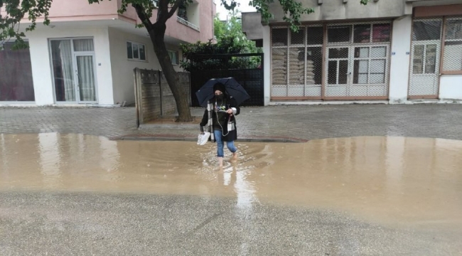 Bursa'da sağanak yağış hayatı felç etti