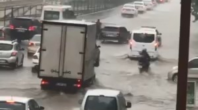 Bursa'da sağanak yağış yolları göle çevirdi