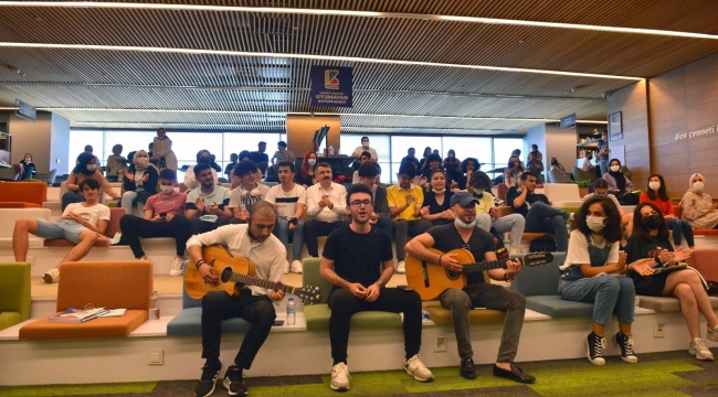 Bursa'da YKS'ye girecek öğrencilere kütüphanede sürpriz konser