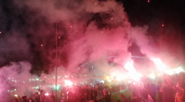Bursaspor taraftarı, kulübün kuruluş yıl dönümünü meşalelerle kutladı