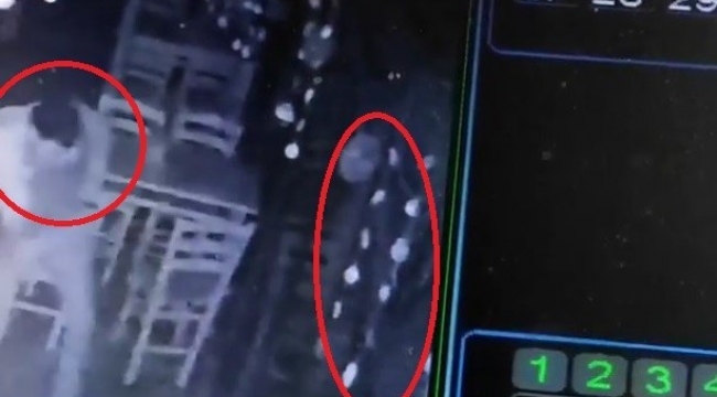 Cam kapıya çarpan vatandaşın o ânları güvenlik kamerasına yansıdı