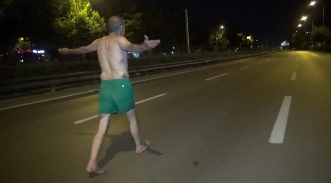 Gece yarısı yarı çıplak yürüdü