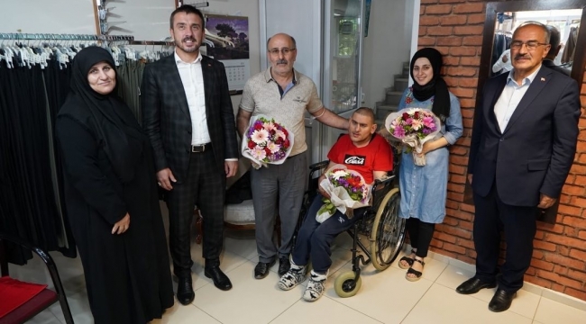 Hayatını engelli oğluna adayan baba 'Yılın Babası' seçildi