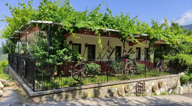 Her yıl binlerce turisti evlerinde ücretsiz ağırlıyorlar