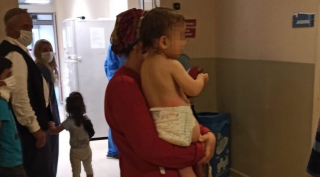 İkiz bebeklerin üzerine kaynar su döküldü