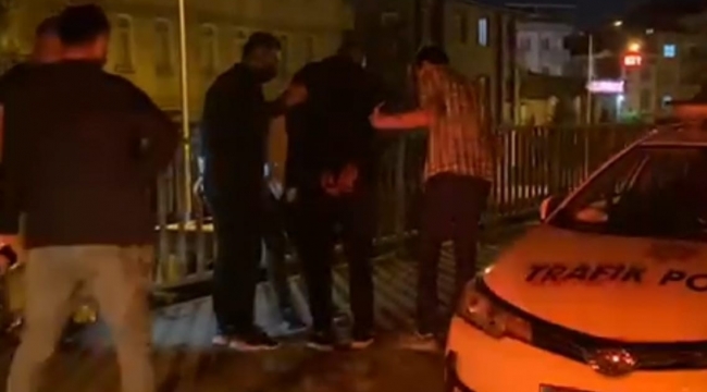Kaçarken polis otosuna çarptılar