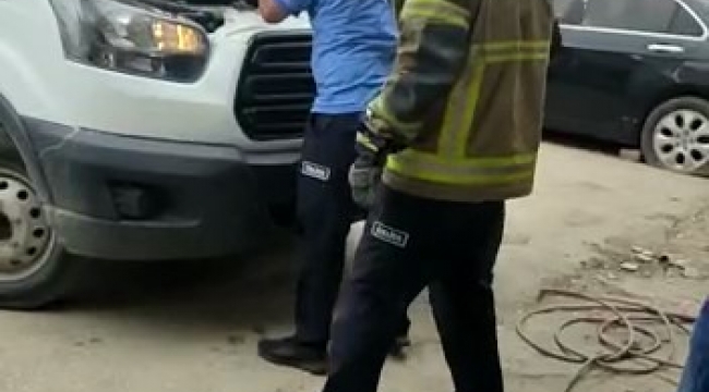 Kamyonetin motoruna giren yılan itfaiye ekipleri tarafından çıkarıldı