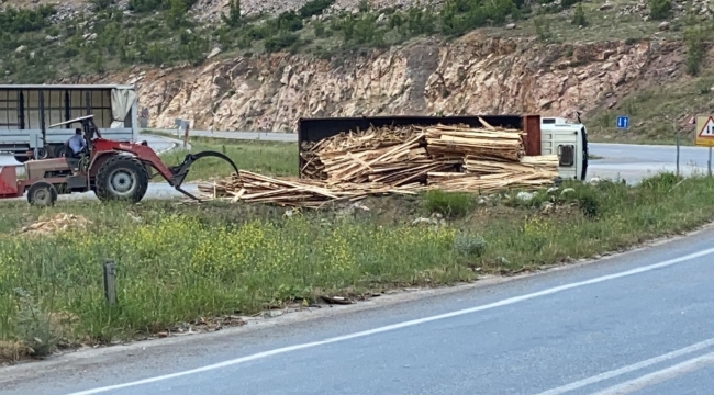 Kereste yüklü kamyon devrildi