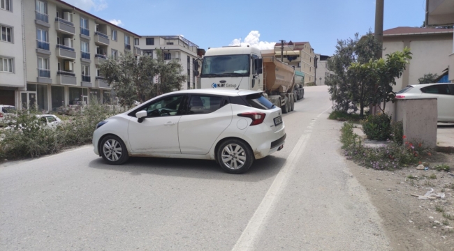 Mahalle sakinlerinin ağır tonajlı kamyon isyanı
