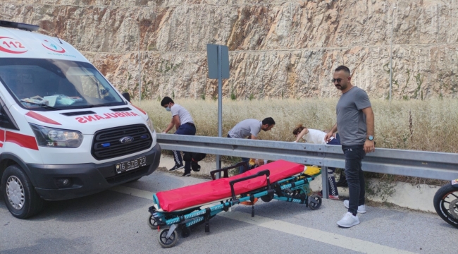 Motosiklet otoban girişinde bariyerlere çarptı
