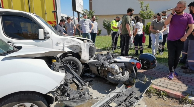 Motosiklete aynı anda 2 araç çarptı: 3 yaralı