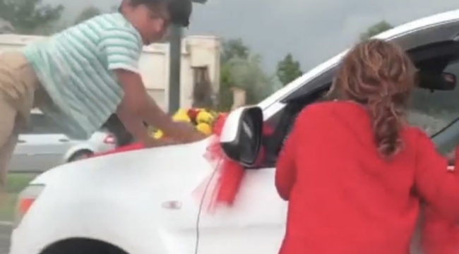 Ölümüne bahşiş mesaisi...Gelin arabasının üzerine böyle çıktı