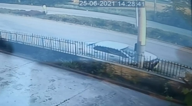 Otomobilin beton direğe çarparak parçalandığı kaza kamerada: 3 ölü, 2 ağır yaralı