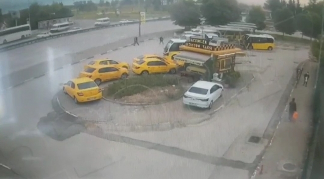 Otomobilin durağa daldığı anlar kamerada....