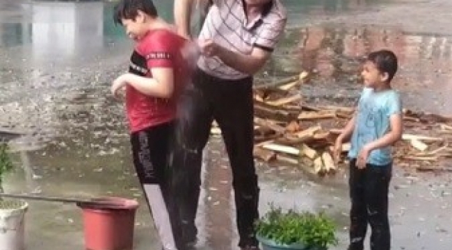 Saçaktan akan yağmur suyunda aile boyu duş