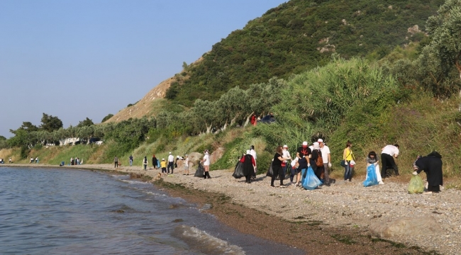 Sağlık çalışanları Kurşunlu Sahili'ni temizledi