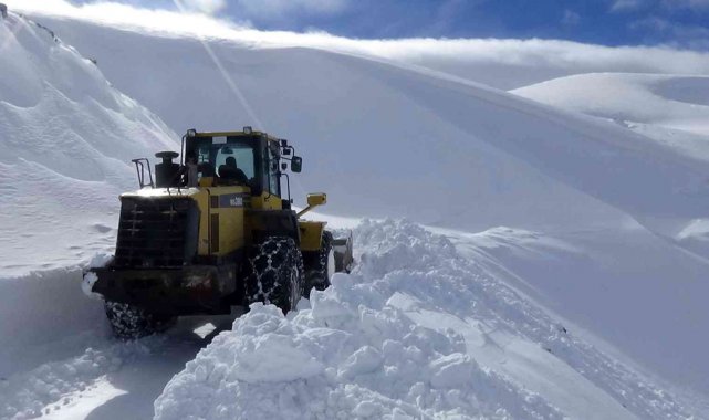 2 bin 500 rakımlı dağ köylerinde 5 metre karla mücadele sürüyor