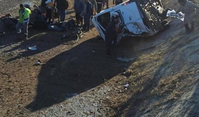 Adana'da tarım işçilerini taşıyan minibüs devrildi: 1 ölü, 10 yaralı