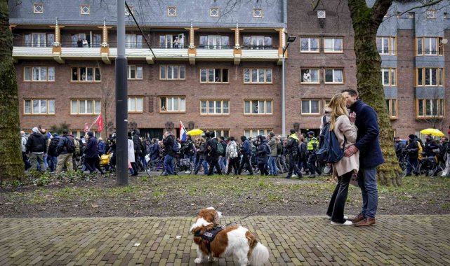 Hollanda'da Covid-19 kısıtlamaları protesto edildi