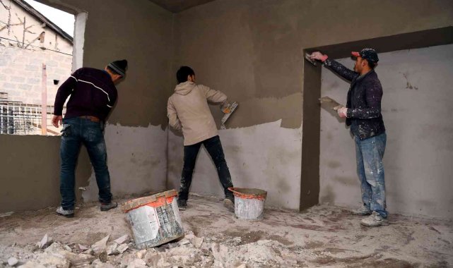 Mersin'de ihtiyaç sahiplerinin evleri tadilattan geçiriliyor