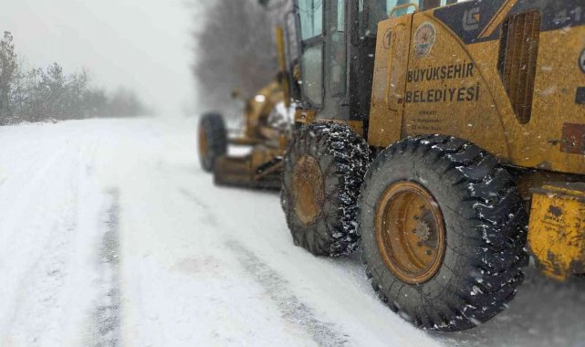 Samsun'da karla kapanan 27 kırsal mahalle yoluna 140 iş makinesiyle müdahale ediliyor