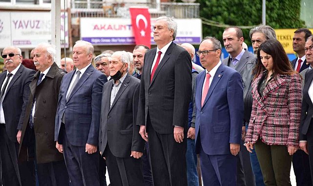 Bazı parti ve STK'lar Atatürk Anıtı'na çelenk sundu