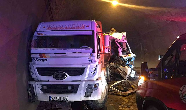 Rize'de taş yüklü kamyon taş yüklü kamyona çarptı: 1 yaralı