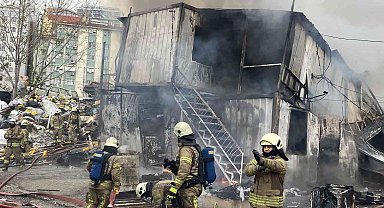 İstanbul Maltepe'de işçilerin kaldığı konteynerde yangın çıktı. Olay yerine çok sayıda itfaiye ekibi sevk edildi.