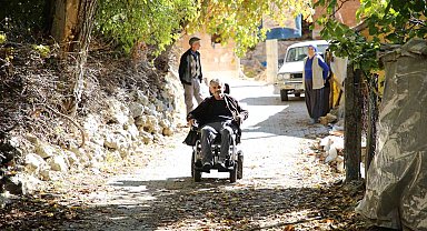 Kaş Belediyesinden engelli vatandaşa akülü tekerlekli sandalye desteği